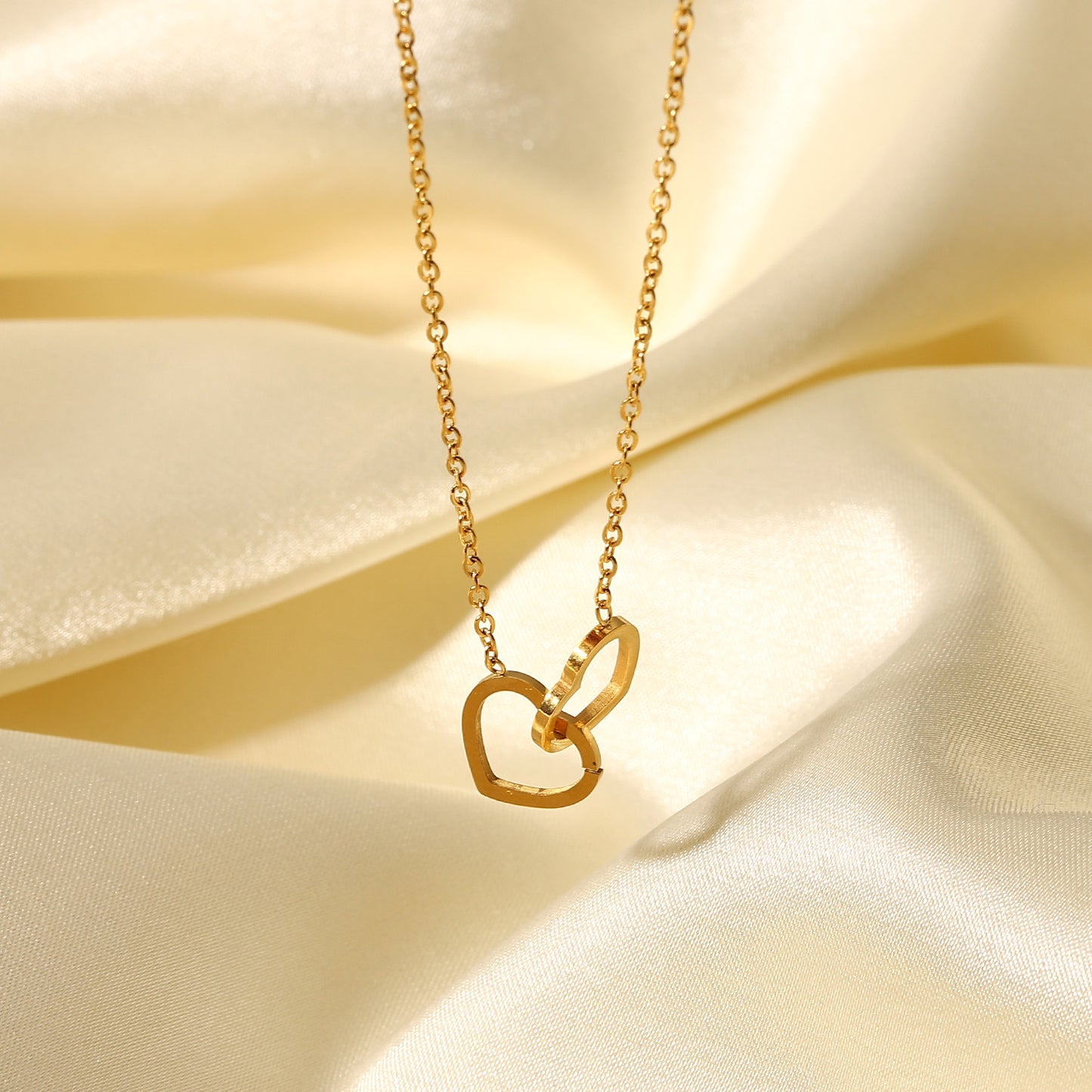 Collana da donna con ciondolo a cuore minimalista, catena in acciaio inossidabile e placcatura in oro 18 carati