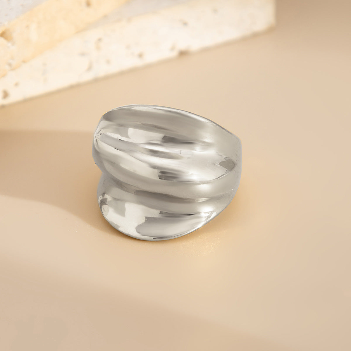Anello da donna in lega geometrico minimalista color freddo con superficie ondulata e design irregolare