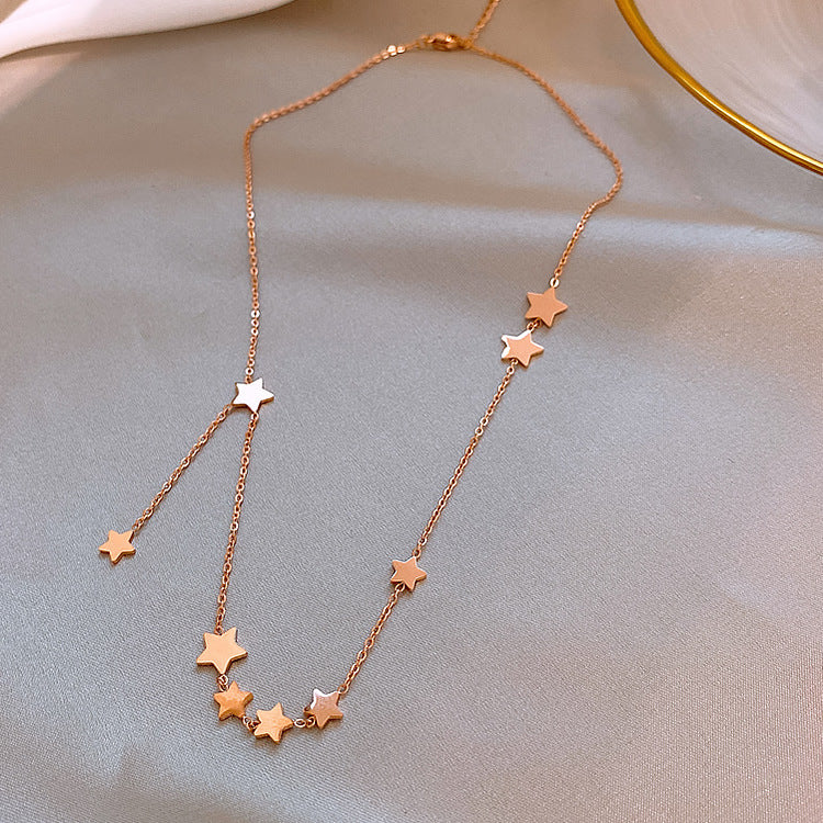 Collana da donna a stella in acciaio al titanio tonalità fredde, minimalista con finitura placcata e catena a croce