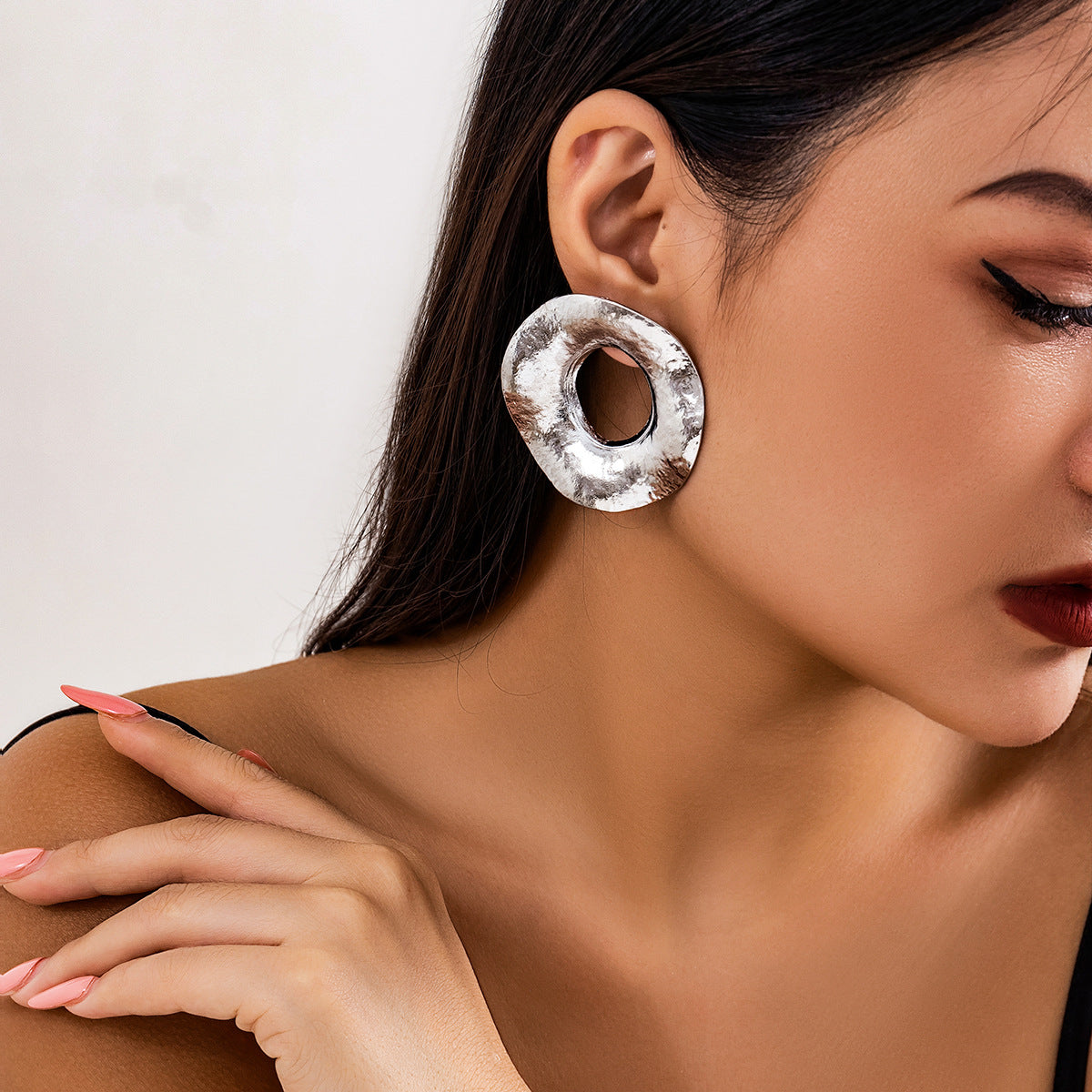 Pendientes de aro geométricos texturizados irregulares minimalistas de aleación para mujer con acabado galvanizado