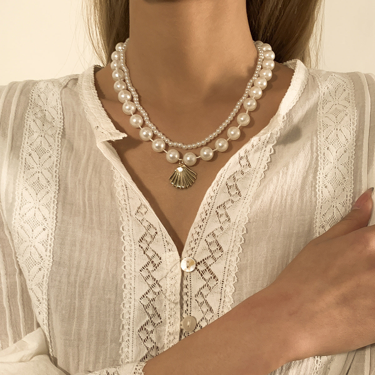 Elegante collar de varias capas inspirado en el océano con concha geométrica y detalles de perlas de imitación para mujer