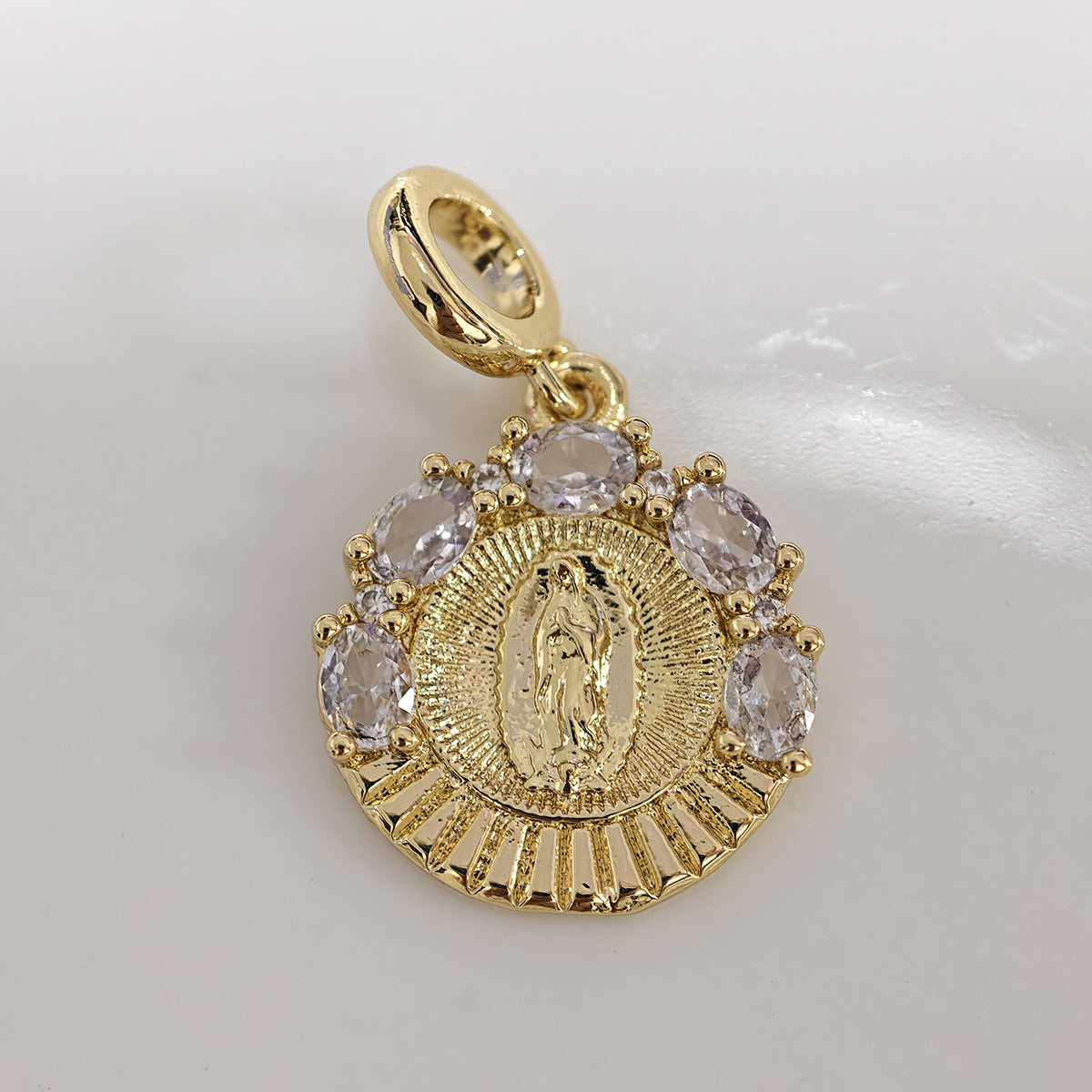 Ciondolo a Lettera Minimalista in Ottone Placcato Oro 18K con Barretta Charm con Zirconia Cubica Incastonata