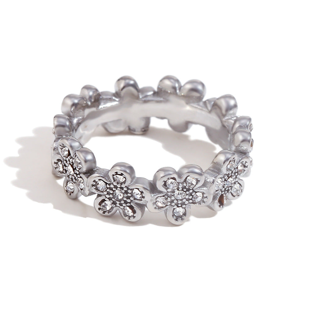 Anello Vintage Margherita in Acciaio Inox con Placcatura Oro 18K e Micro-Pavé di Strass Completo