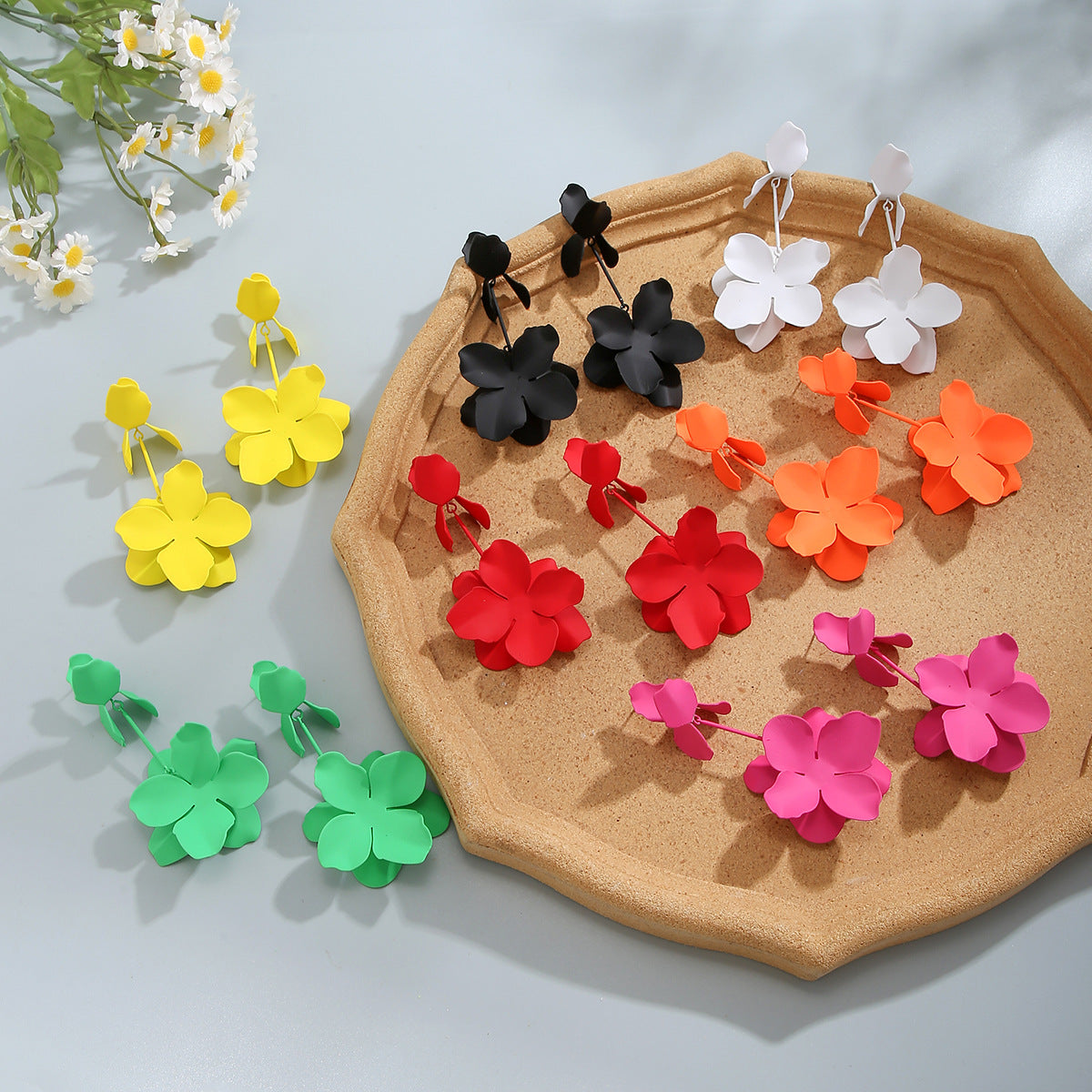 Orecchini a perno con fiore in metallo, stile minimalista vintage e finitura verniciata, da donna