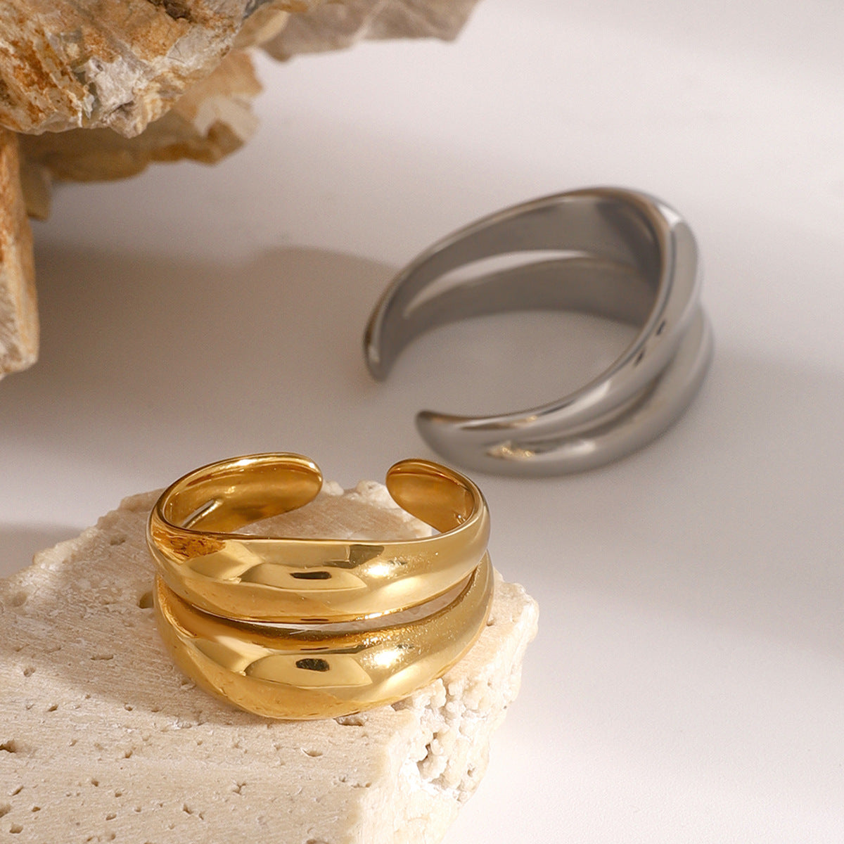 Anello Minimalista Geometrico in Acciaio Inossidabile con Design Traforato e Finitura Lucida Gioielli Unisex alla Moda