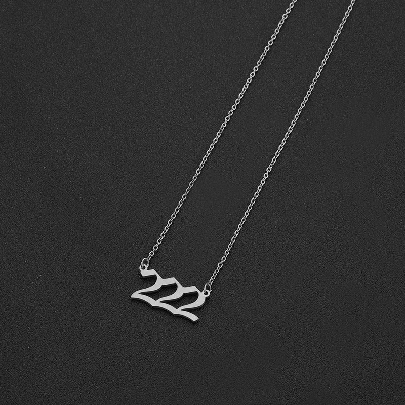Collana con Ciondolo Numerico Geometrico in Acciaio Inossidabile Minimalista da Donna con Finitura Placcata e Catena a O