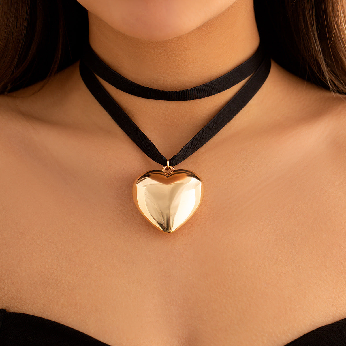 Collana girocollo a cuore dolce e audace con catena in velluto e ciondolo a nappa in resina plastica placcata