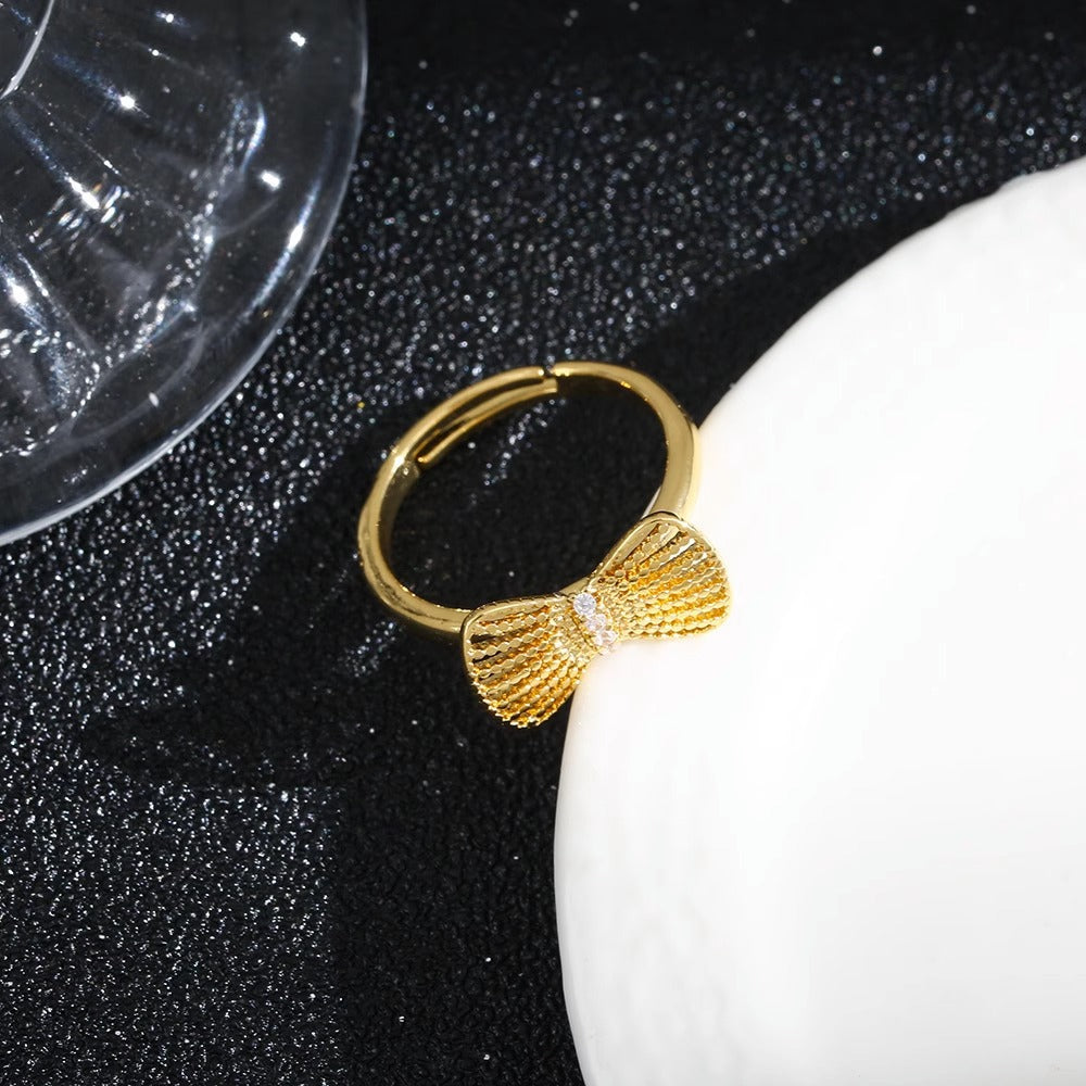 Anello Minimalista a Fiocco per Donna con Zirconia Micro-Incastonata su Base in Ottone Placcato Finitura Anello Regolabile