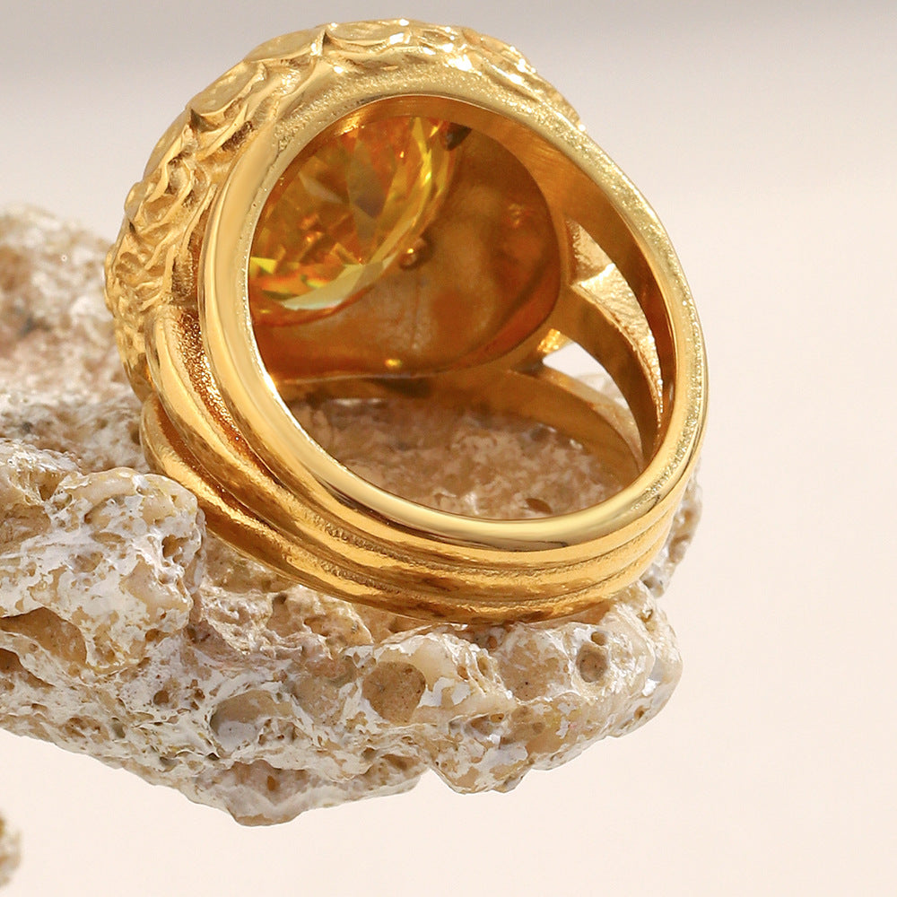 Anillo de acero inoxidable geométrico de moda con baño de oro de 18 quilates y detalles de circonita en forma de flor para mujer