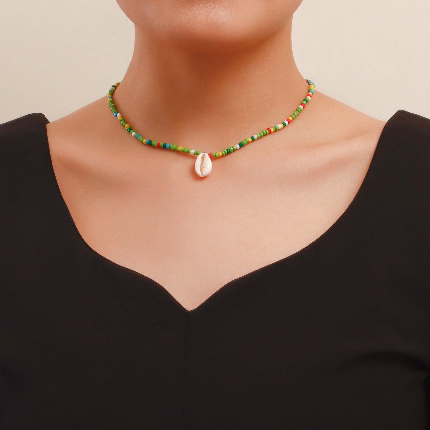 Bohemian Style Green Beaded Shell Pendant Necklace for Women with Geometric Shape Alloy Pendant and Plated Finish Short Clavicle Chain