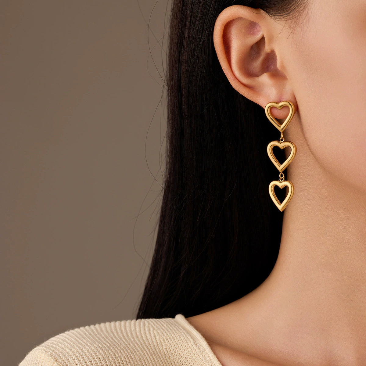 Orecchini a perno da donna in acciaio inossidabile a forma di cuore, minimalisti ed eleganti, con finitura placcata