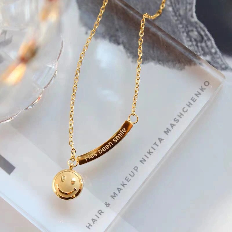 Collana Pendente Faccina Sorridente Minimalista per Uomo e Donna in Acciaio al Titanio con Finitura Placcata