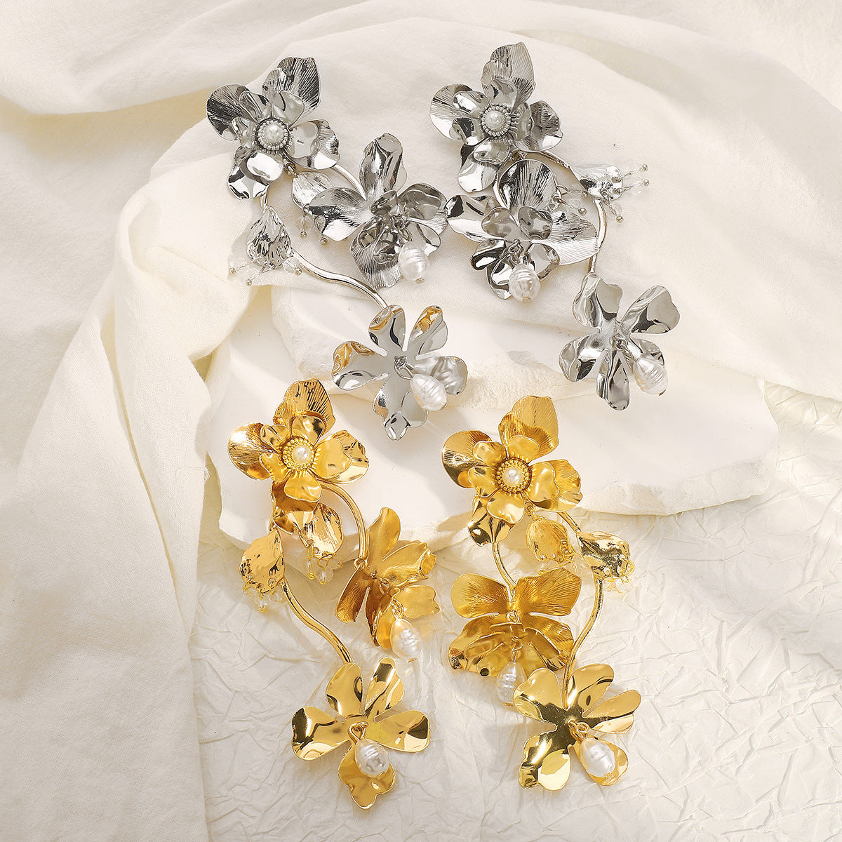 Pendientes de metal de lujo con forma floral para mujer con incrustaciones de perlas naturales y acabado chapado
