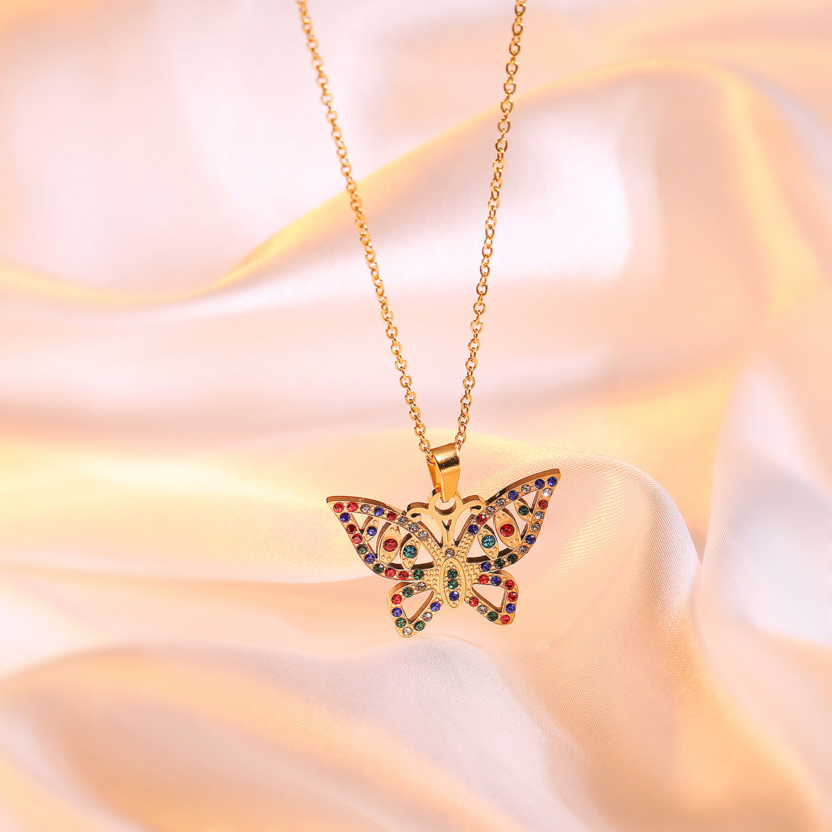 Collar Colgante Mariposa Minimalista para Mujer Hecho de Acero de Titanio con Chapado en Oro de 18K e Incrustaciones de Zirconia