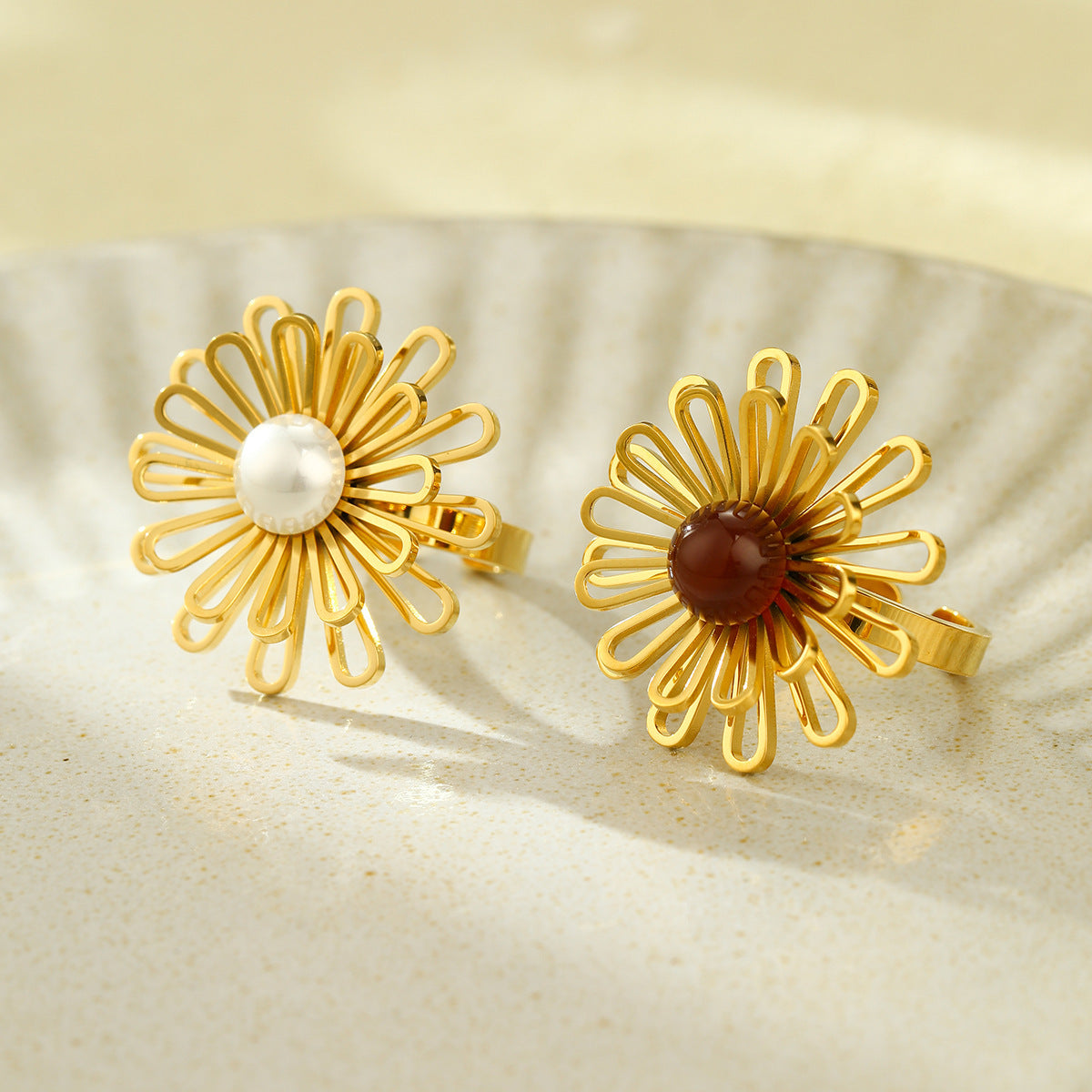 Anillo de Acero Inoxidable con Perlas y Flores de Estilo Lujoso para Mujer con Acabado Chapado y Banda Ajustable