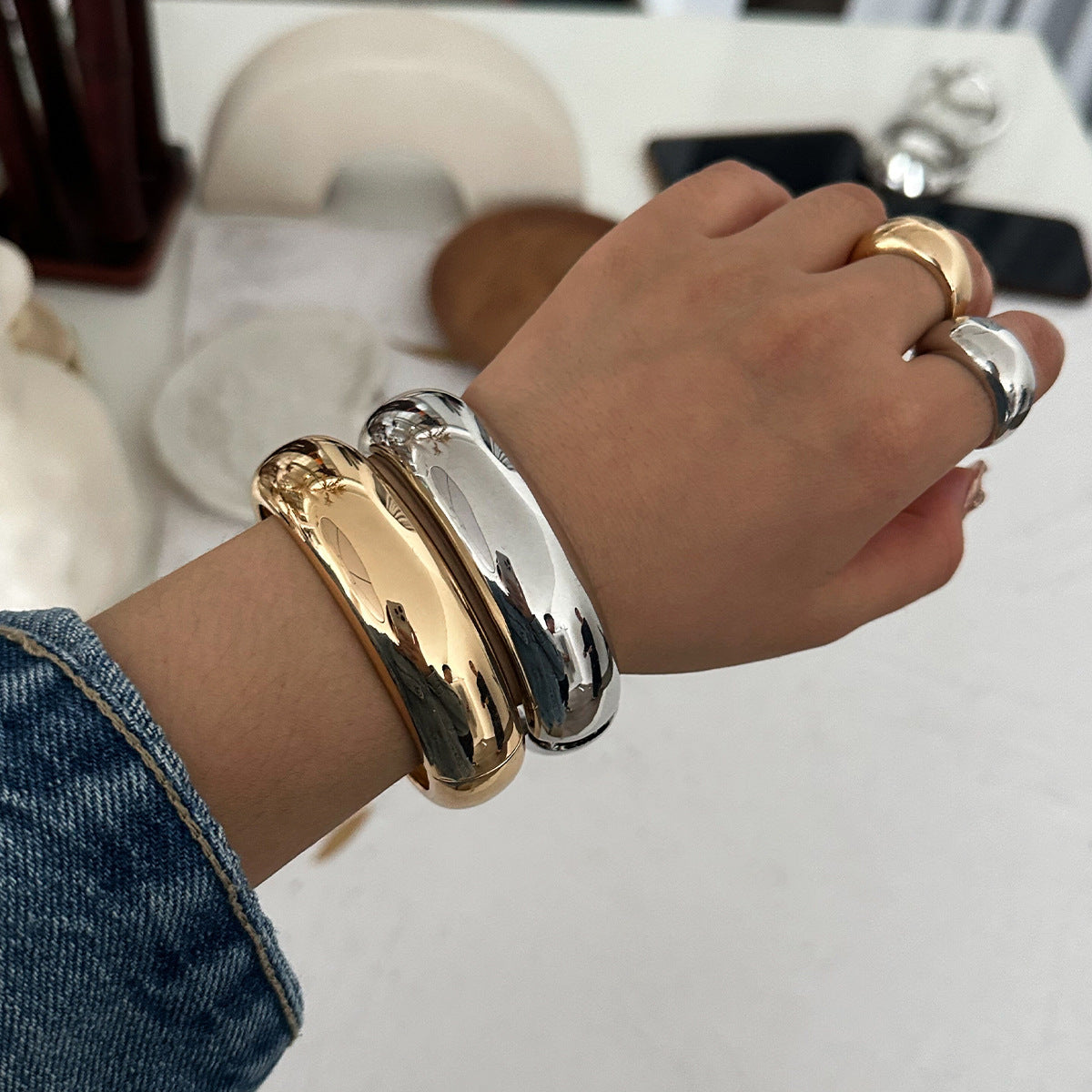 Pulsera cuadrada de metal retro para mujer con acabado chapado y diseño de resorte