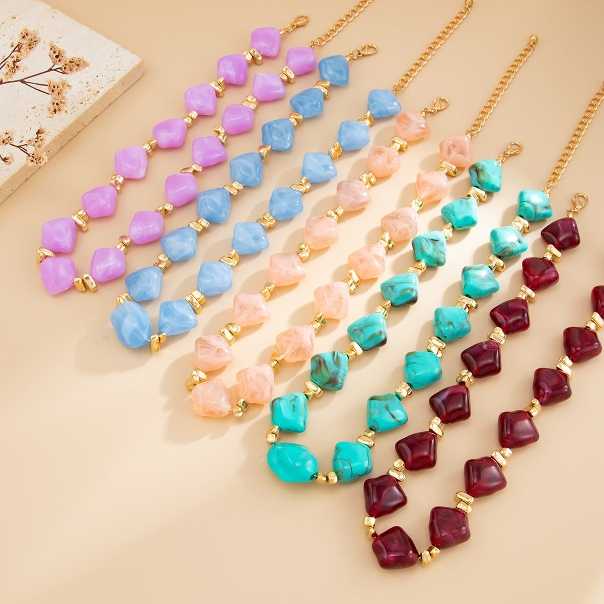Collana girocollo da donna in resina, geometrica minimalista irregolare, con finitura placcata