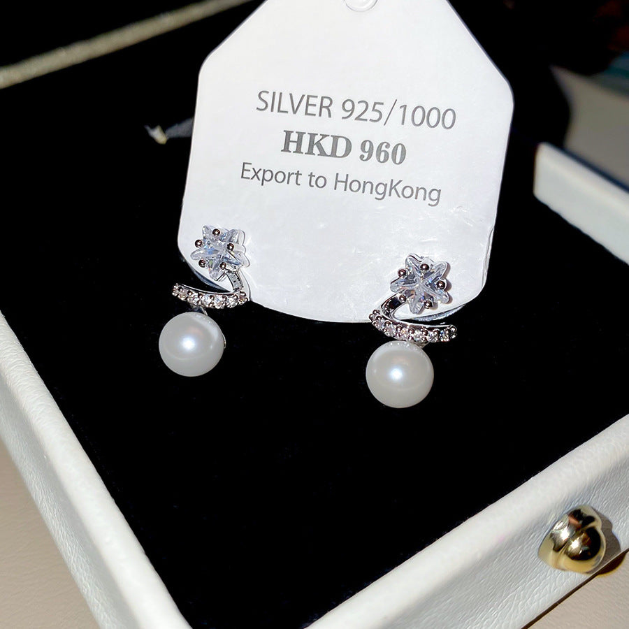 Orecchini a lobo da donna a forma di stella minimalisti ed eleganti con perle e intarsio in zircone