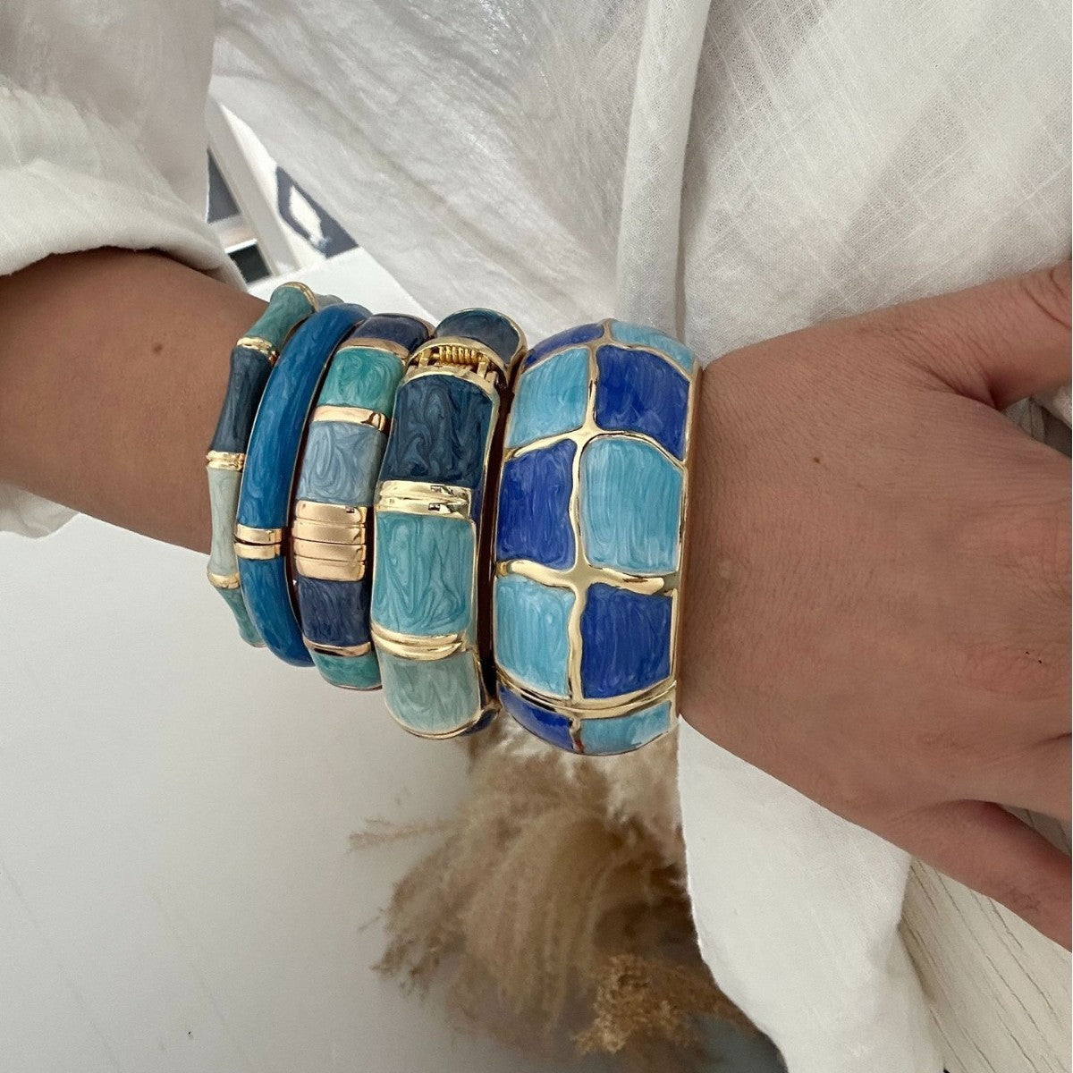 Bracciale rotondo in lega a scacchi geometrici con gocce d'olio colorate
