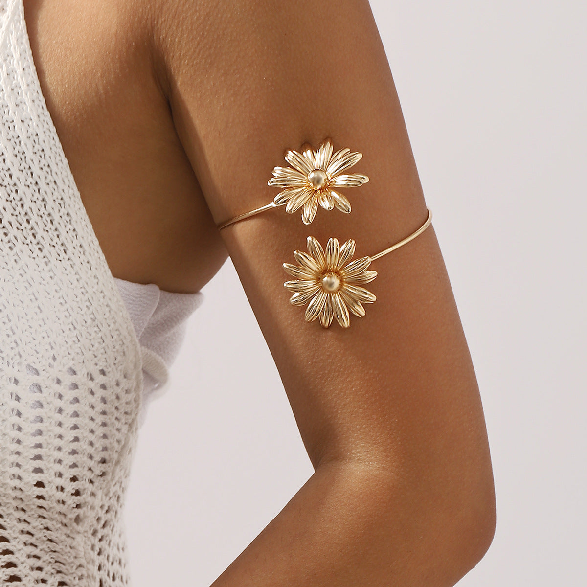 Pulsera Brazalete Abierta Ajustable de Hojas Florales para Mujer en Aleación con Acabado Chapado Diseño de Moda Minimalista