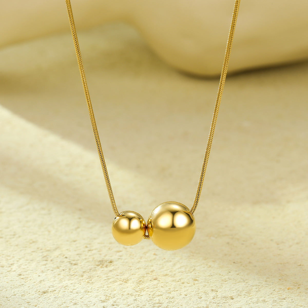 Collar con colgante esférico hueco de acero inoxidable de moda minimalista con chapado al vacío para mujer