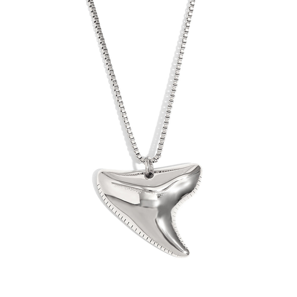 Collar con colgante de manta raya geométrica de acero inoxidable con baño de oro de 18 quilates para mujer