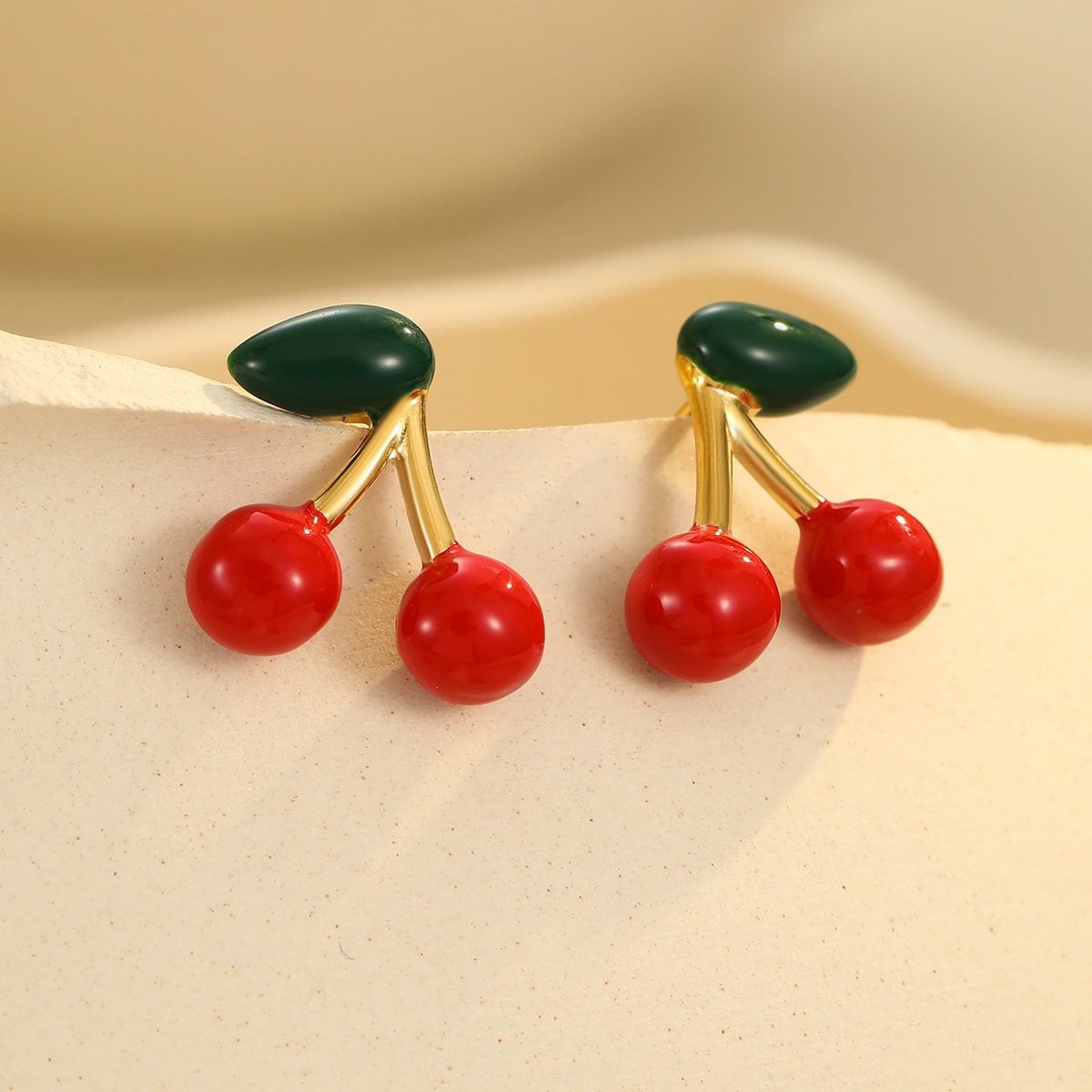 Orecchini da donna chic a forma di ciliegia in acciaio inossidabile con finitura placcata, orecchini a perno alla moda da ufficio con motivi di frutta e foglie