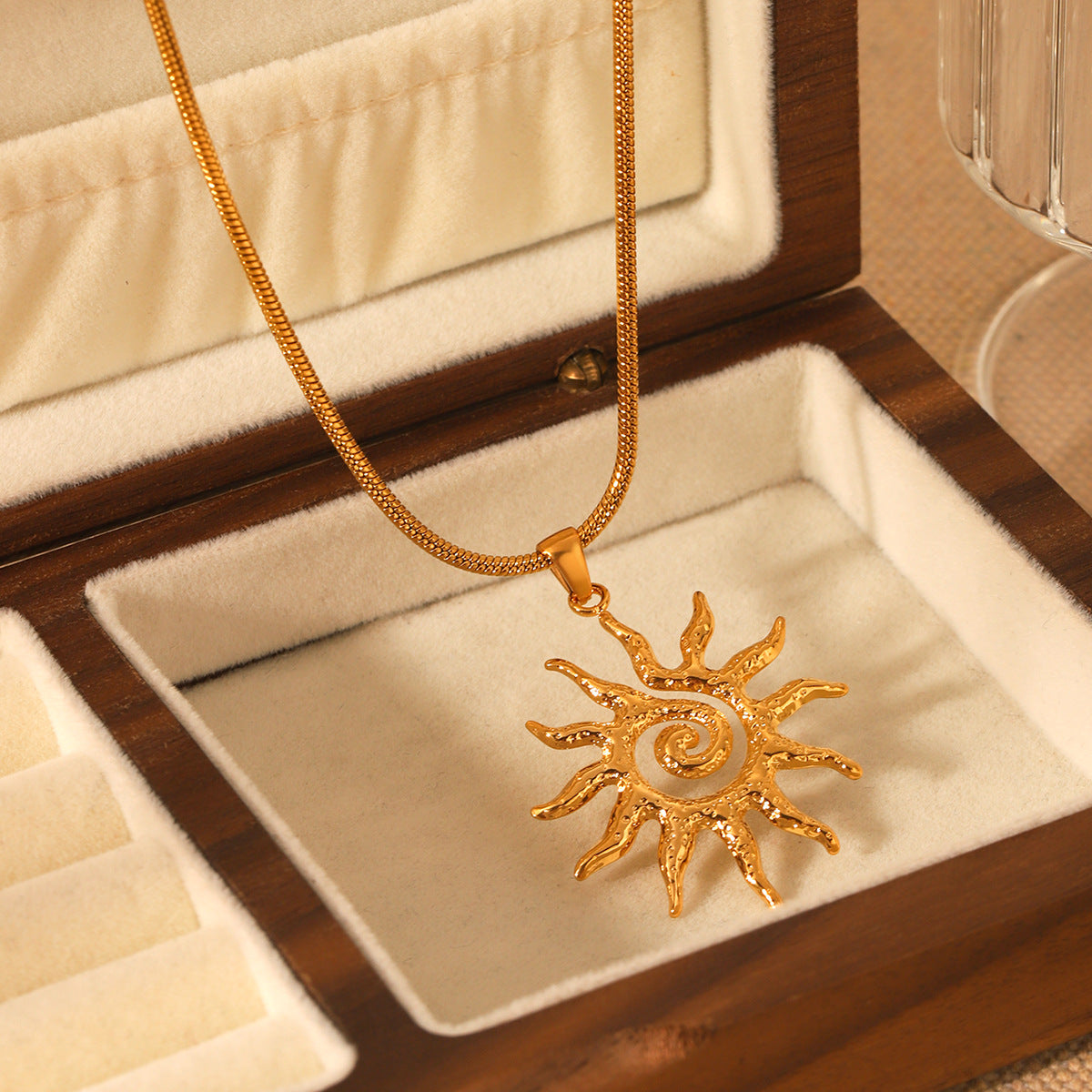 Collana con ciondolo a sole geometrico minimalista in acciaio inossidabile con placcatura a catena snake da donna