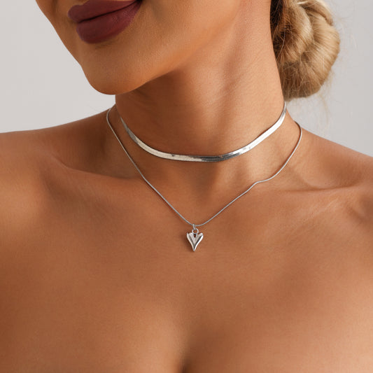 Collana da donna con ciondolo a cuore minimalista in lega, catena a serpente e finitura placcata