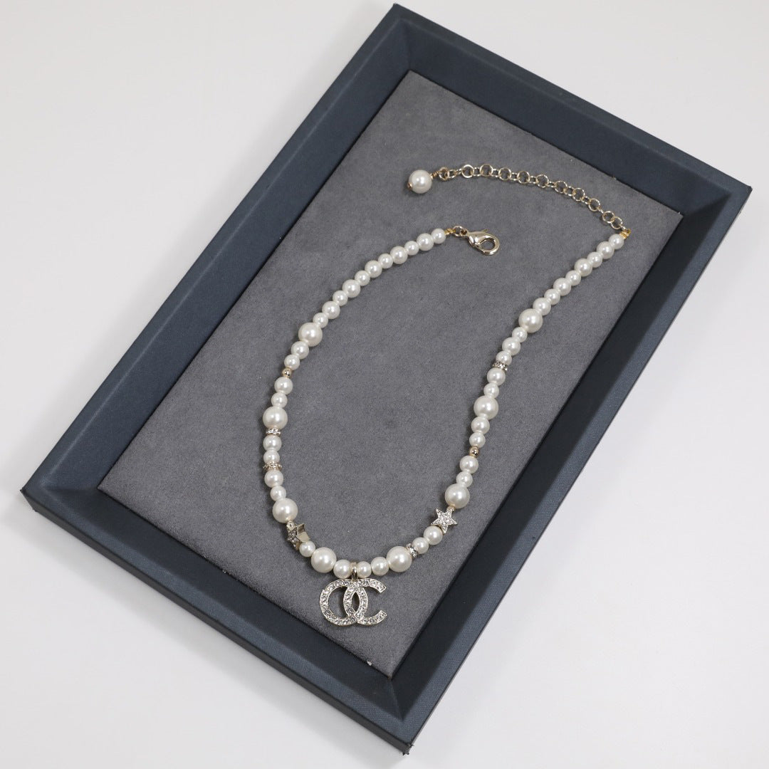Collana da donna con ciondolo a lettera placcato oro di lusso, perle e strass su catena a sfera