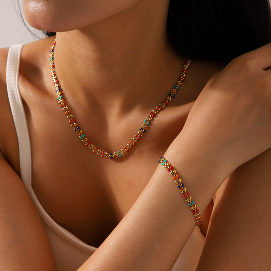 Collar minimalista con colgante de hoja de olivo de acero inoxidable con acabado esmaltado para mujer