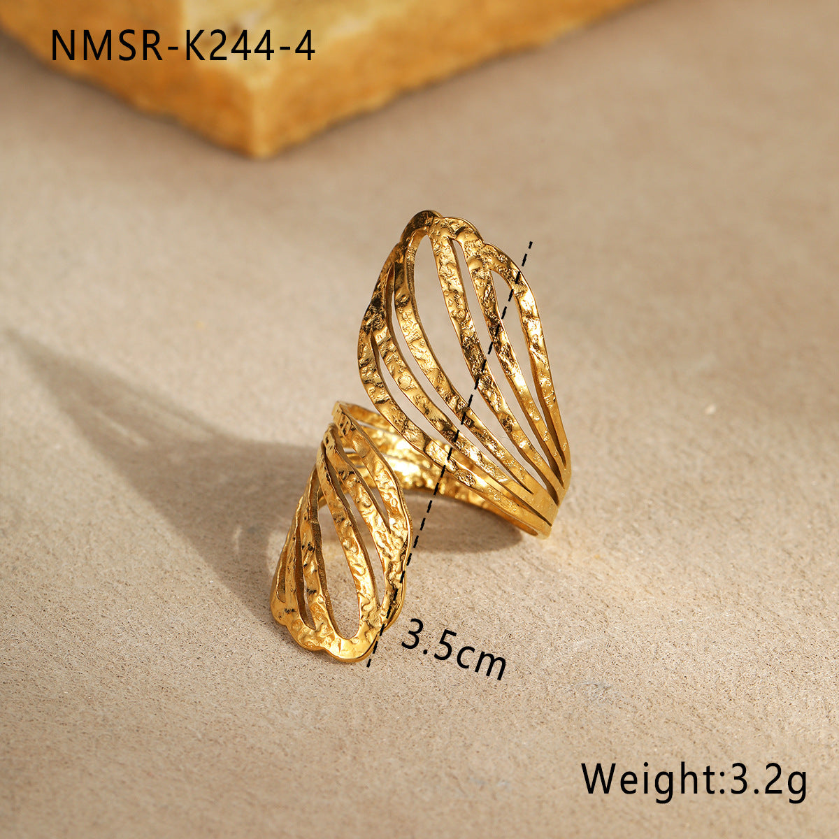 Anillo Minimalista Geométrico de Acero Inoxidable con Textura Martillada y Baño de Oro de 18K, con Banda Abierta para Mujer