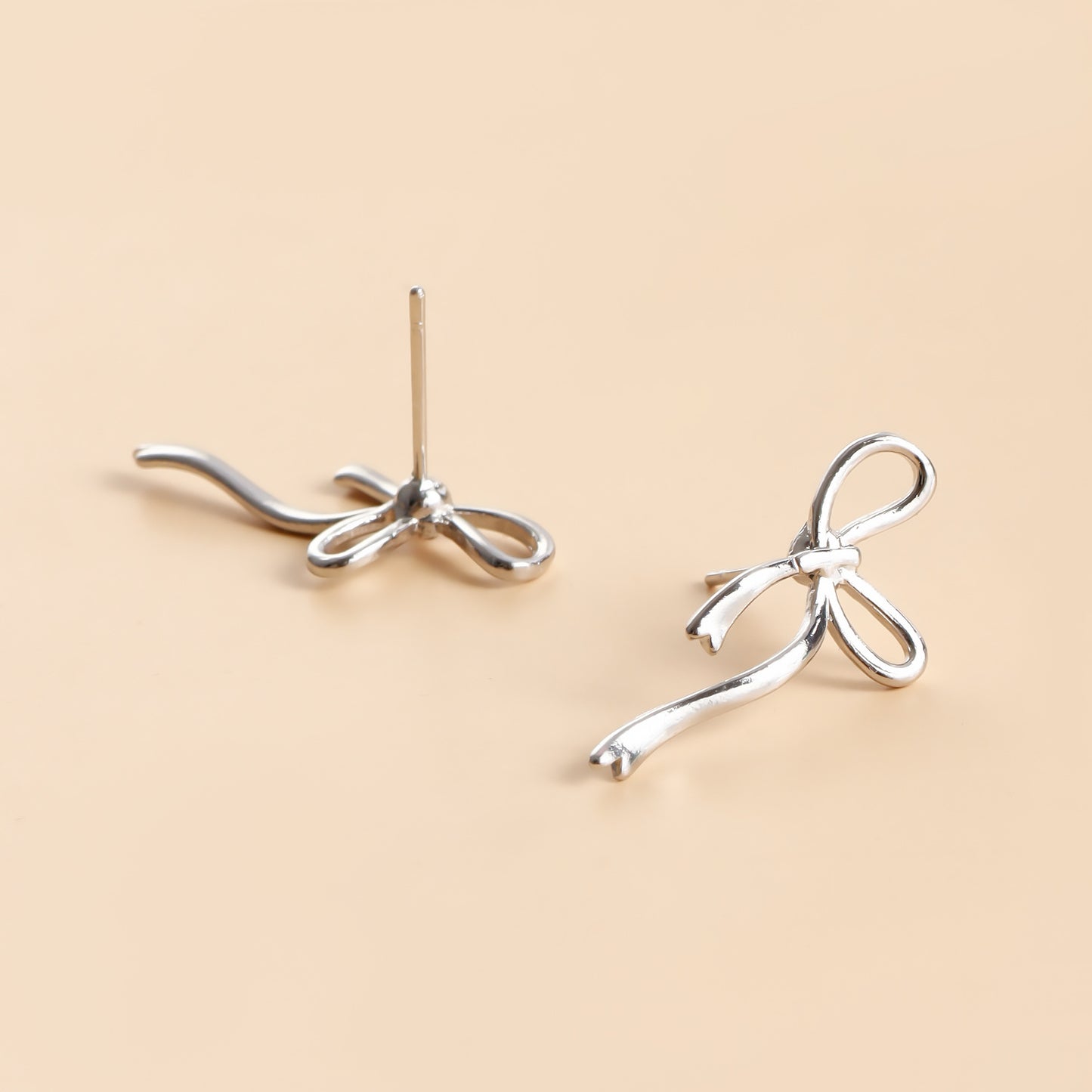 Pendientes de Tuerca Minimalistas con Forma de Lazo Dulce de Aleación para Mujer con Acabado Galvanizado