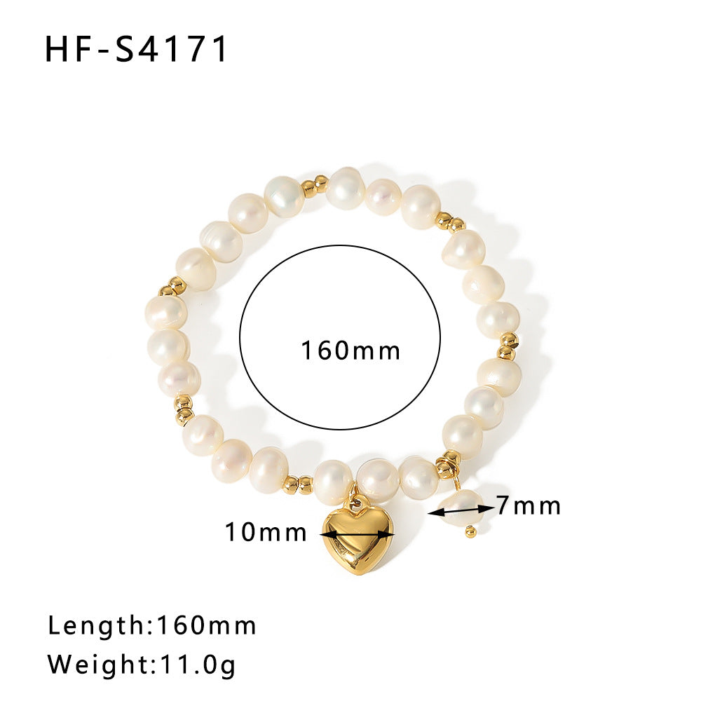 Bracciale da donna in perle d'acqua dolce a forma di cuore stile INS e acciaio al titanio con ciondolo in acciaio inossidabile placcato