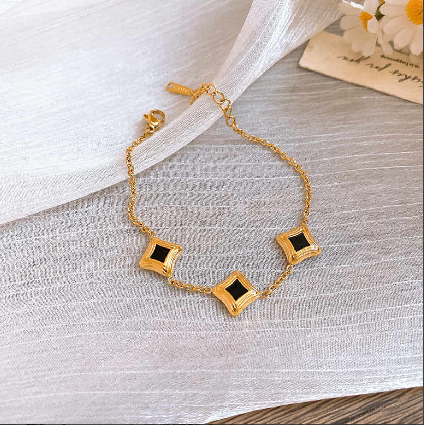 Pulsera de metal con patrón de cuadrícula geométrica de tono frío minimalista con acabado galvanizado para mujer