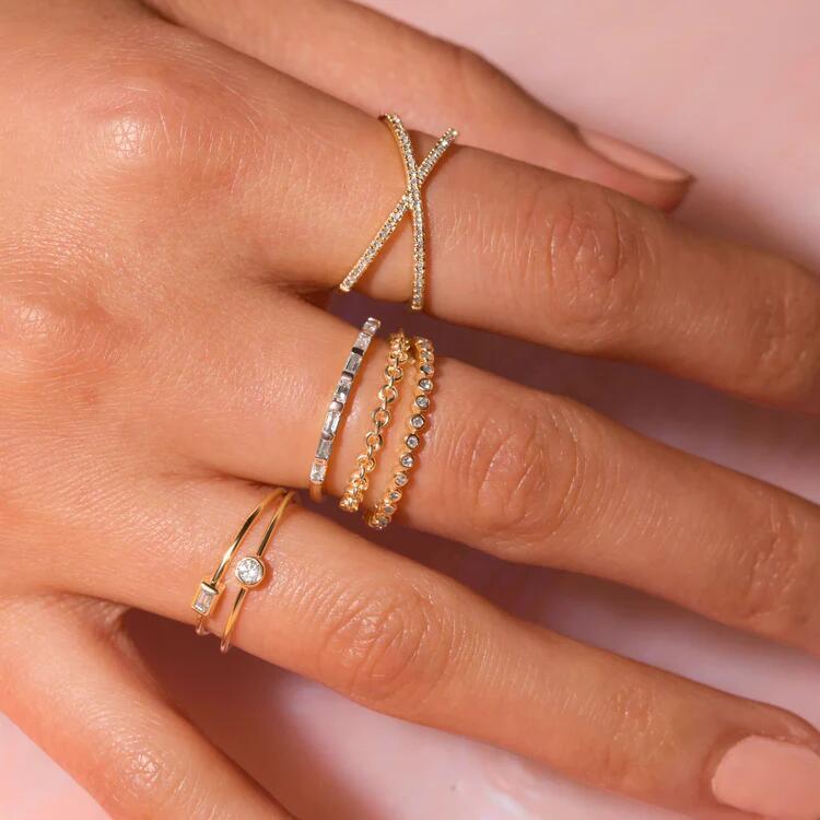 Anello da donna in acciaio inossidabile a forma di croce geometrica minimalista con intarsio di strass, fascia impilabile alla moda, finitura placcata resistente all'ossidazione