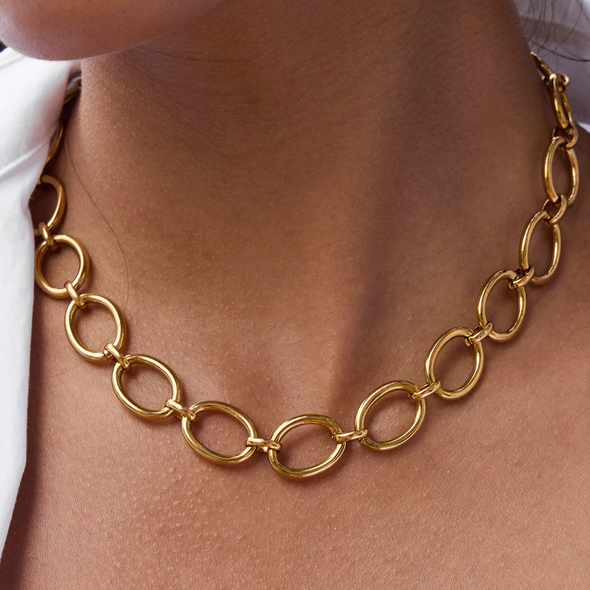Collana da donna minimalista geometrica rotonda in acciaio al titanio con finitura placcata e catena a clavicola in acciaio inossidabile