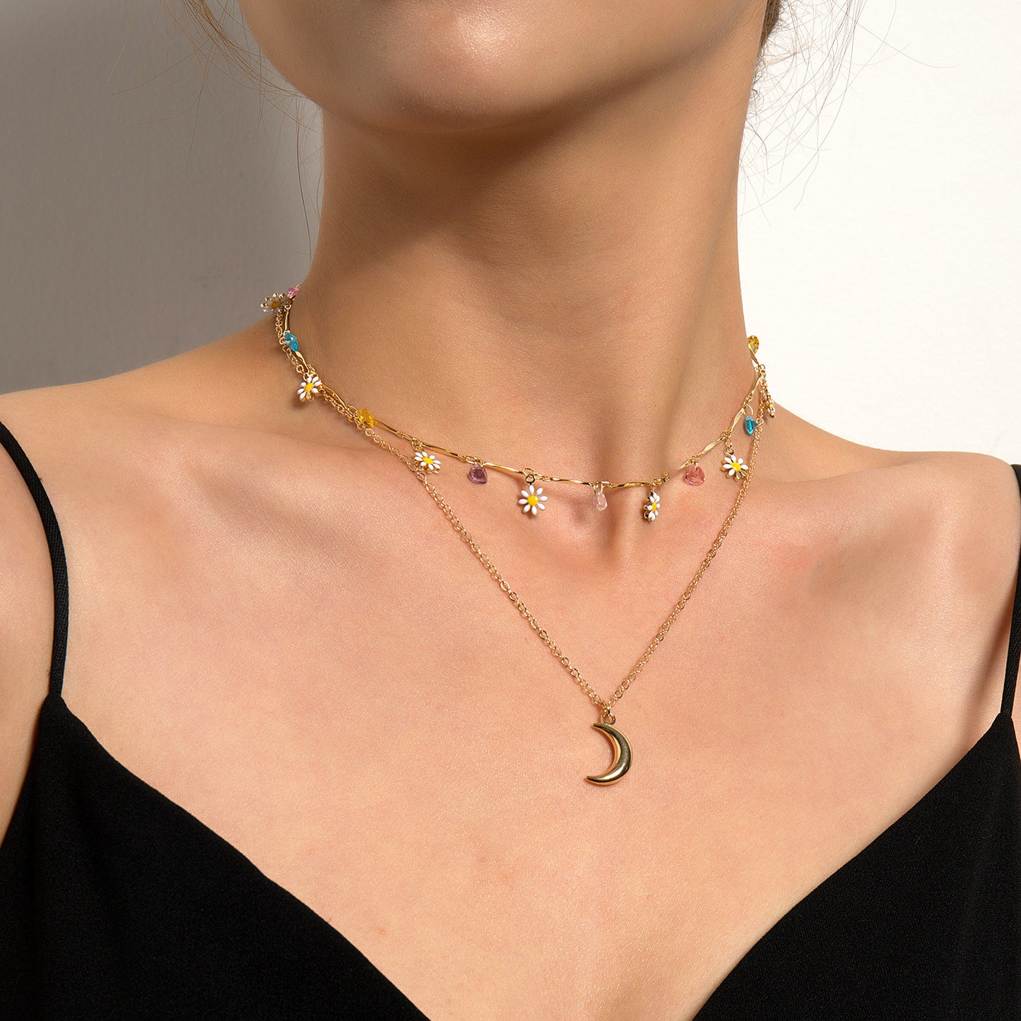Collar con colgante de aleación con forma de luna vintage para mujer con acabado chapado y cadena corta a la altura de la clavícula