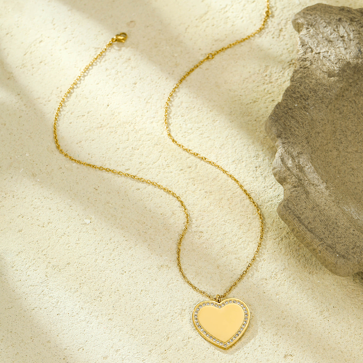 Collana da donna a cuore geometrica minimalista in acciaio inossidabile con intarsio di zirconi e placcatura in oro 18 carati