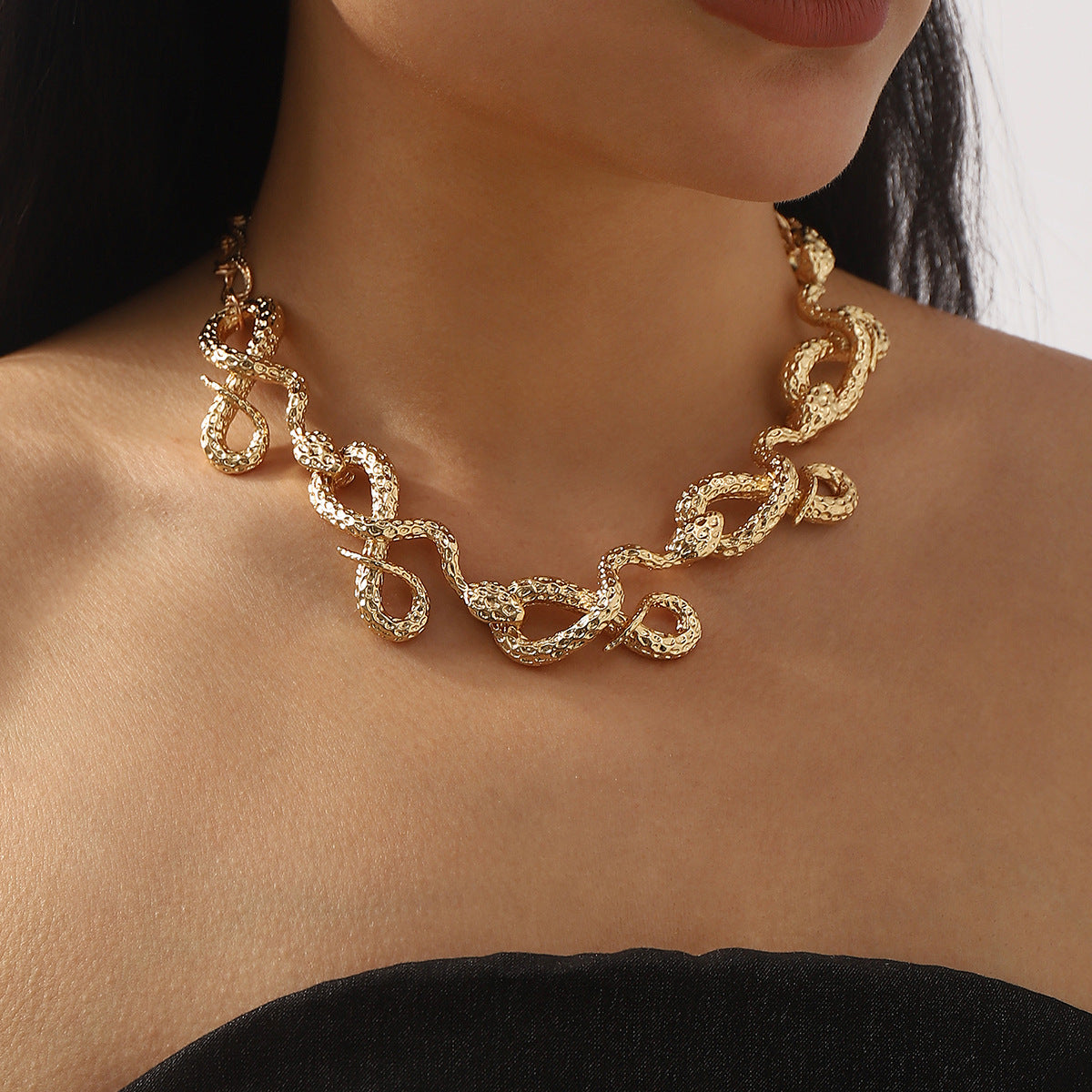 Fashionable Geometric Snake Pendant Necklace in Alloy with Electroplated Finish for Unisex Wear