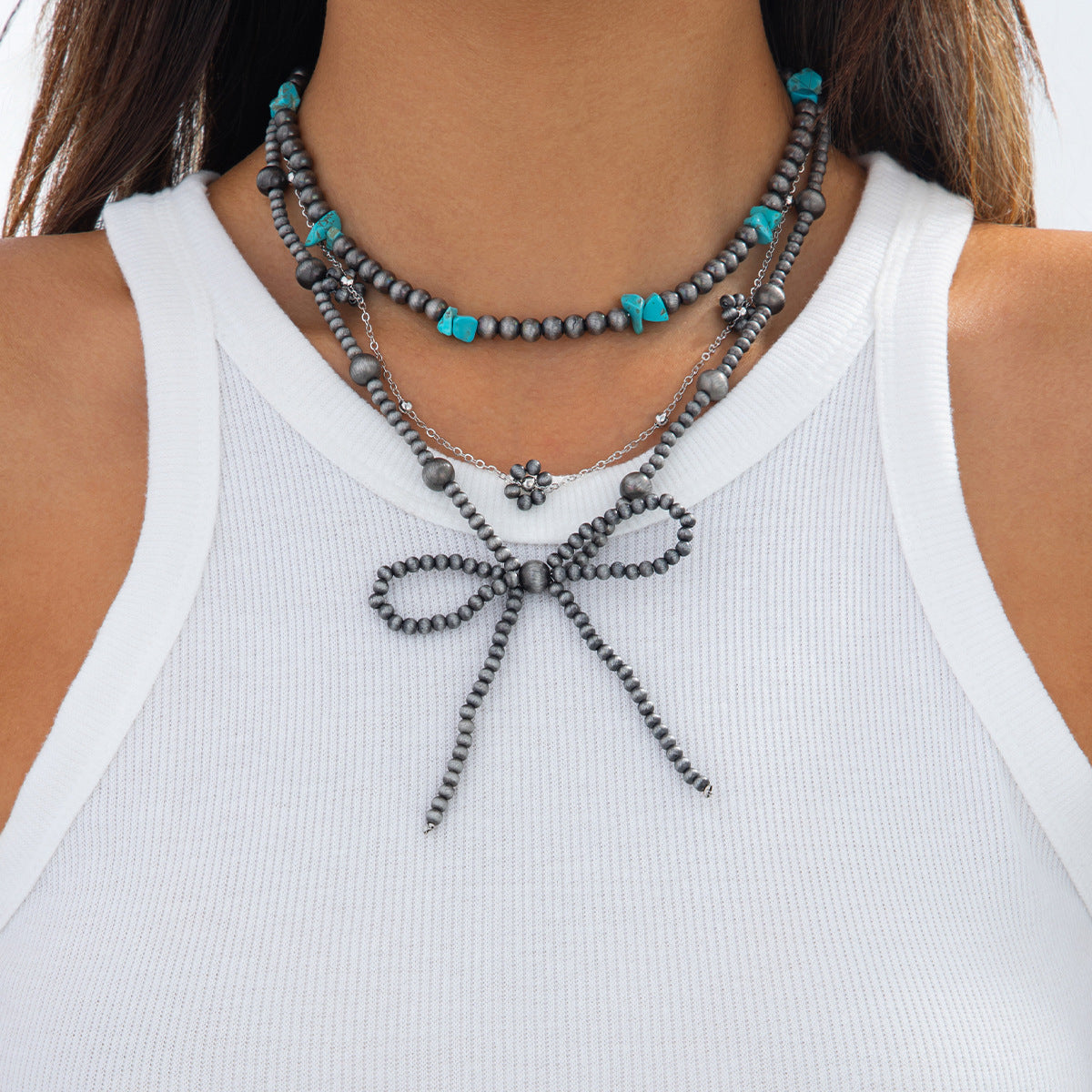 Collana da donna in resina a forma di fiocco in stile bohémien con ciondolo in lega e finitura placcata