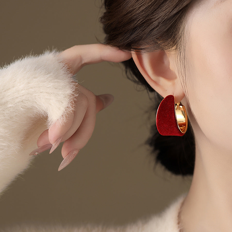 Orecchini a cerchio rotondi geometrici minimalistici da donna con perni in acciaio placcato e un fascino casual di lusso