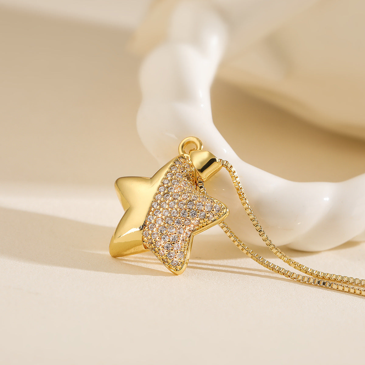 Ciondolo minimalista a forma di cuore in rame placcato oro 18K con zirconi per donna — Elegante catena per clavicola