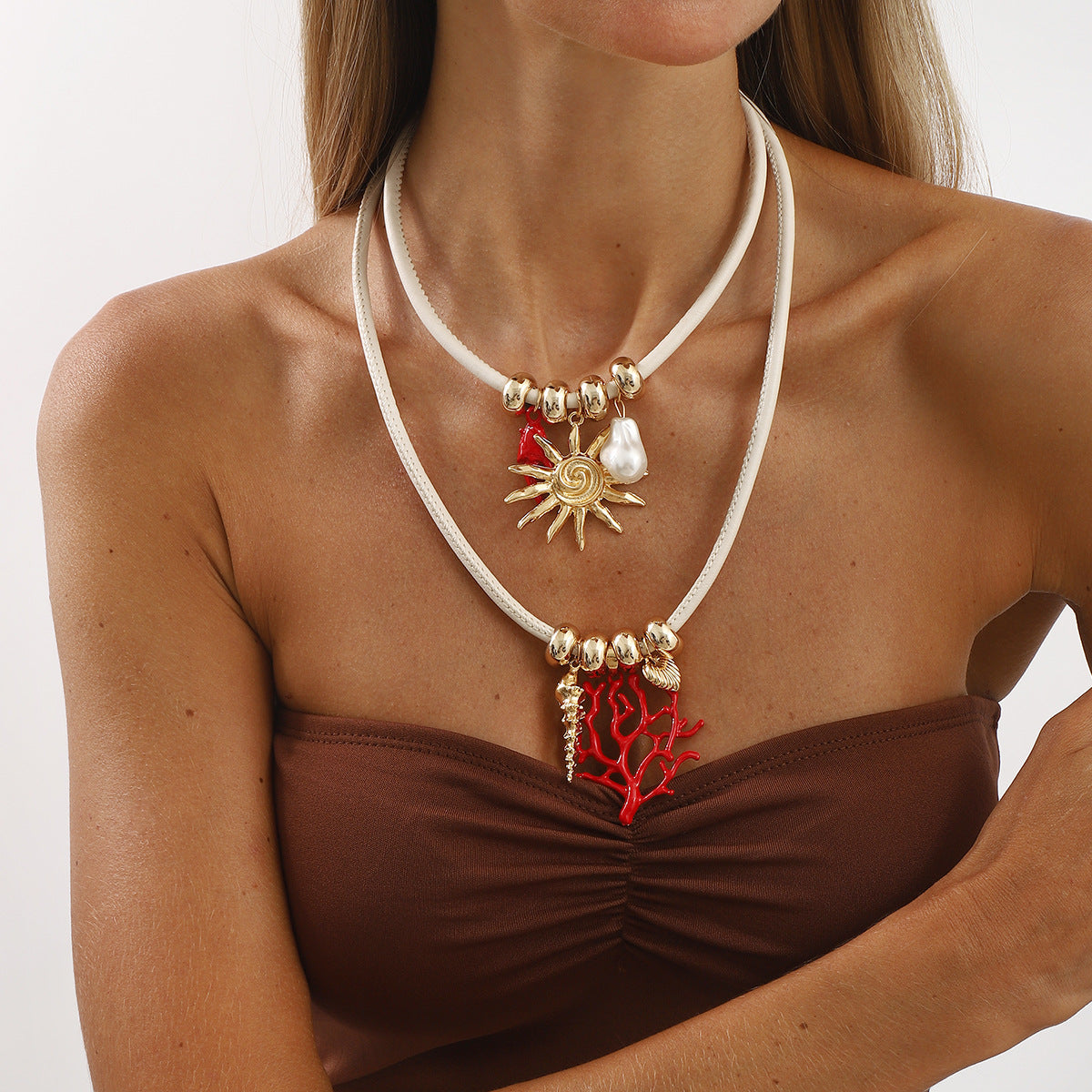 Collana Pendente Sole a Ramo di Corallo Bohemien con Pendente in Lega a Forma Geometrica e Cordino in Pelle per Donne