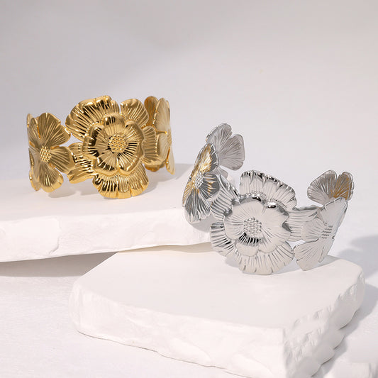 Elegante bracciale rigido aperto in acciaio inossidabile placcato oro ispirato al vintage con motivo floreale