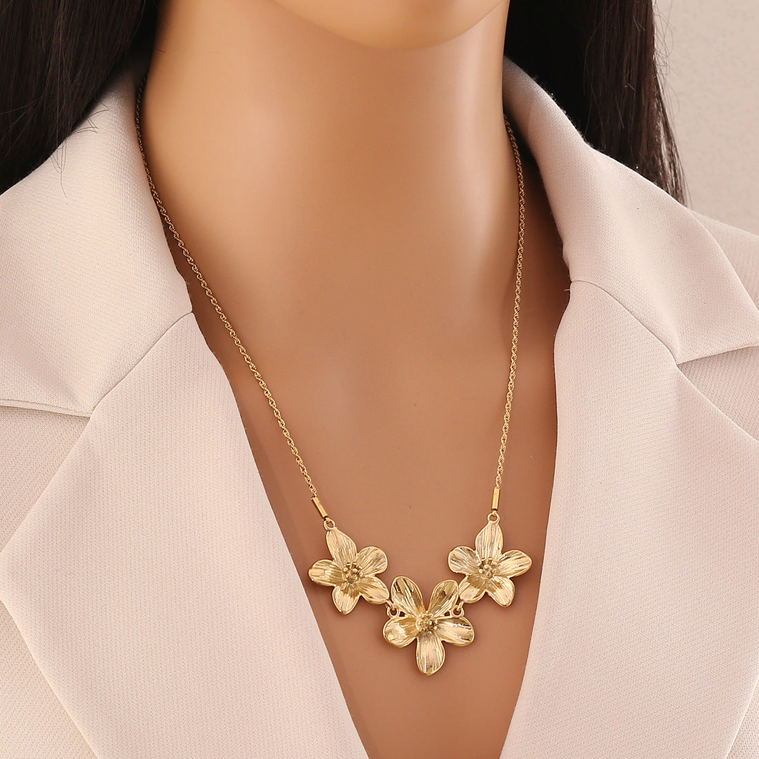 Fashionable Floral Stainless Steel Pendant Necklace with Plated Finish for Women O-Chain Collarbone Jewelry