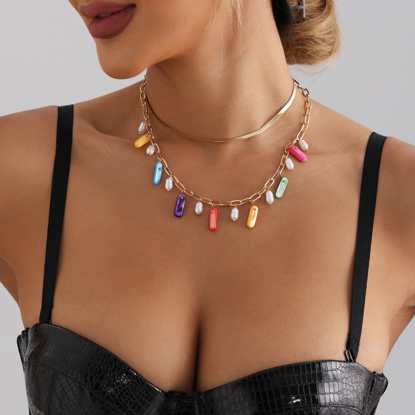Collar Colgante de Estilo Geométrico para Mujer Hecho de Aleación con Acabado Chapado, Cadena de Clavícula Colorida Inspirada en Conchas