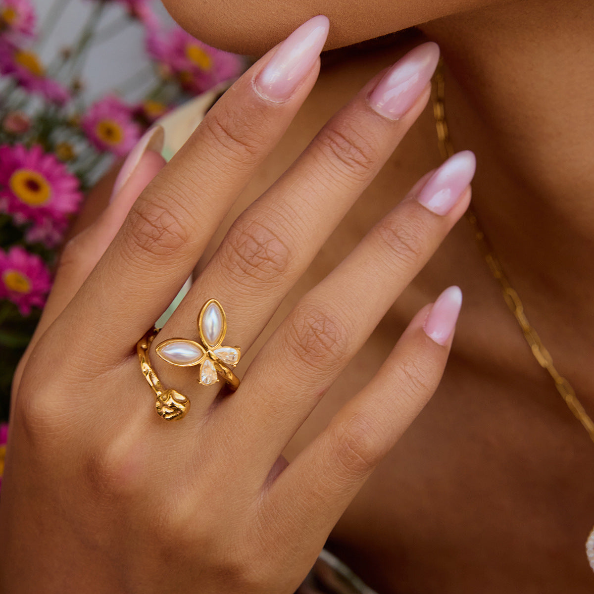 Anello in acciaio inossidabile a forma di farfalla con finitura placcata per donna, accessorio di moda dal design geometrico con tocco lussuoso e minimalista