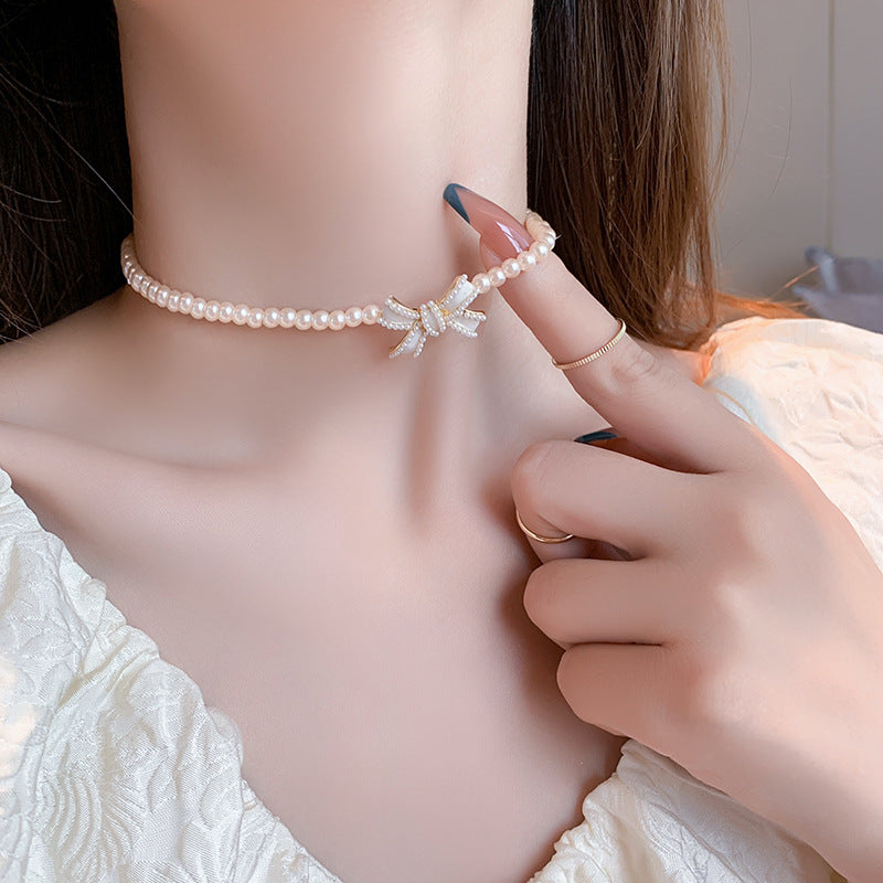 Collana Vintage con Fiocco e Perle per Donna, con Pendente in Lega e Catena impreziosita da Perle in Stile Dolce e Fresco