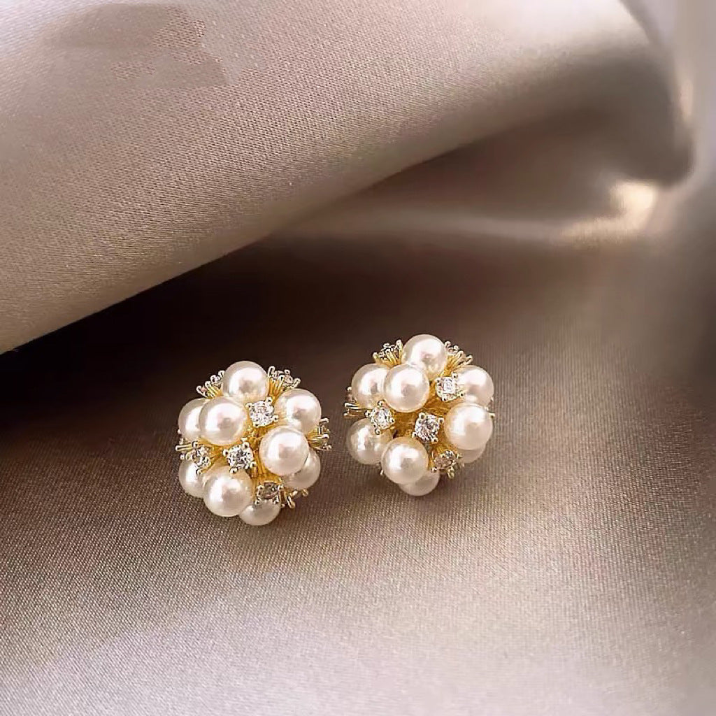 Elegantes pendientes florales de perlas con postes de plata chapados en oro para mujer